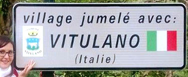Panneau annonçant le jumelage de Belcastel avec Vitulano